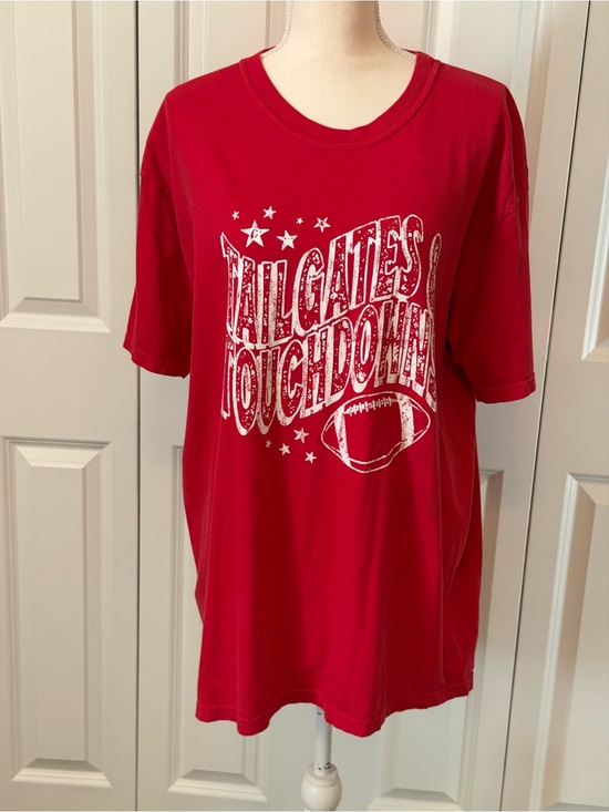 Comfort Colors Tops - Comfort Colors Red Tailgate & Touchdowns Women’s Graphic Tee Size XL EUC
